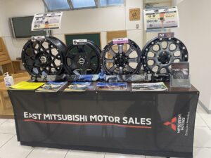 日本三菱自動車販売 高井戸店ディスプレー